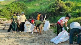 Sebanyak 50 peserta Tour de Mawil-4, melakukan pembersihan pantai konservasi penyu Tatar Sepang, Sumbawa Barat. Foto: ist
