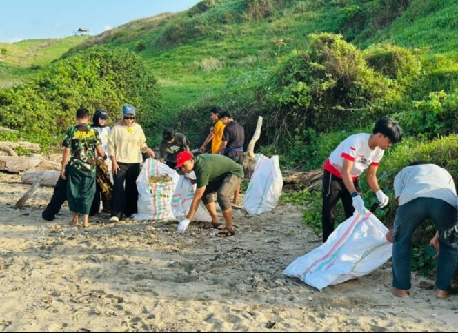 
					Sebanyak 50 peserta Tour de Mawil-4, melakukan pembersihan pantai konservasi penyu Tatar Sepang, Sumbawa Barat. Foto: ist