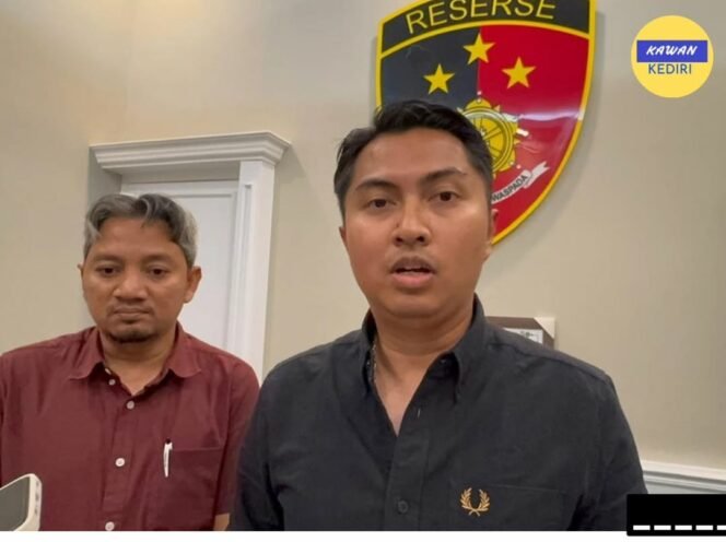 
					AKP Bima Pratama, Kepala Satreskrim Polres Kediri memberikannketerangan pers, tentang penahanan oknum guru di Pare, Kediri. Foto: instagram@kawankediri