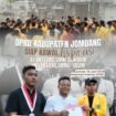 Aliansi Meligat Indobesia, GMNI Jomvabg dan BEM Undar menggelar aksi unjuk rasa di hakaman gedung DPRD Jombang, Jumat, 19 Juni 2026. Fiti: instagram@dord-jombang