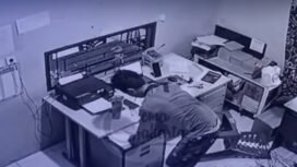 Hanya dalam twmpo 12 jam, polisi ringkus perampok sadis di Pelalawan, Riau. Pelaku secara kejam aniaya dan tusuk korban. Foto: instagram@bekasiterkini_