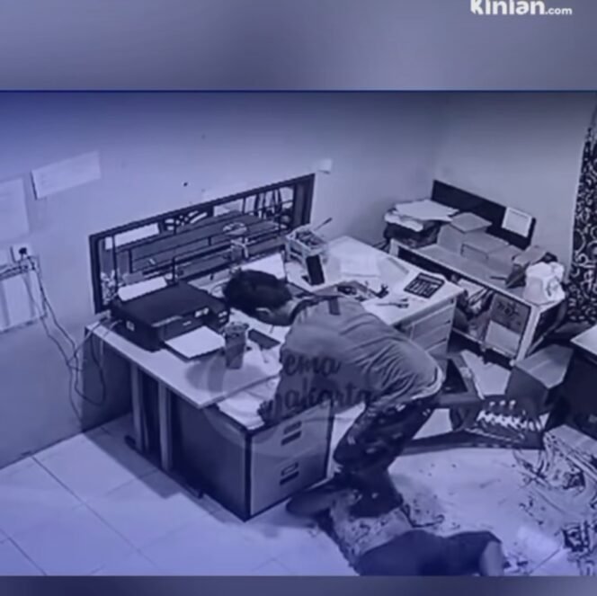 
					Hanya dalam twmpo 12 jam, polisi ringkus perampok sadis di Pelalawan, Riau. Pelaku secara kejam aniaya dan tusuk korban. Foto: instagram@bekasiterkini_