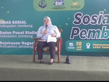 Kusuma Wardani Raharjo, Kepala Seksi Perdata dan Tata Usaha Negara, Kejaksaan Negeri Kabupaten Jombang, tampil sebagai narasumber acara sosialisasi dan penguatan Dinas Sosial Pemkab Jombang, di MCC Yatim Muhammadiyah, Jombang, Kamis 18 Juni 2026. Foto: swarajombang.com/ priyo suwarno