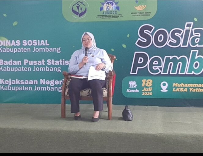 
					Kusuma Wardani Raharjo, Kepala Seksi Perdata dan Tata Usaha Negara, Kejaksaan Negeri Kabupaten Jombang, tampil sebagai narasumber acara sosialisasi dan penguatan Dinas Sosial Pemkab Jombang, di MCC Yatim Muhammadiyah, Jombang, Kamis 18 Juni 2026. Foto: swarajombang.com/ priyo suwarno