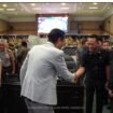 Ketua DPRD Jombang, Hadi Atmaji menyambut kehadiran tamu peserta rapat paripurna, mendengar jawaban Bupati atas masukan dewan atas pembahasan pertanggungjawan eksekutif terhadap APBD 2025, di gedung DPRD, Senin, 22 Juni 2026. Foto: instagram@dprd_jombang