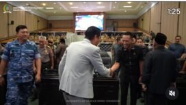 Ketua DPRD Jombang, Hadi Atmaji menyambut kehadiran tamu peserta rapat paripurna, mendengar jawaban Bupati atas masukan dewan atas pembahasan pertanggungjawan eksekutif terhadap APBD 2025, di gedung DPRD, Senin, 22 Juni 2026. Foto: instagram@dprd_jombang