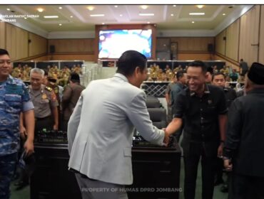 Ketua DPRD Jombang, Hadi Atmaji menyambut kehadiran tamu peserta rapat paripurna, mendengar jawaban Bupati atas masukan dewan atas pembahasan  pertanggungjawan eksekutif terhadap APBD 2025, di gedung DPRD, Senin, 22 Juni 2026. Foto: instagram@dprd_jombang