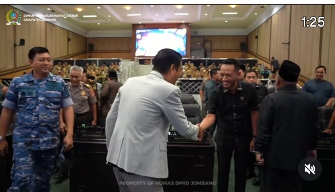
					Ketua DPRD Jombang, Hadi Atmaji menyambut kehadiran tamu peserta rapat paripurna, mendengar jawaban Bupati atas masukan dewan atas pembahasan  pertanggungjawan eksekutif terhadap APBD 2025, di gedung DPRD, Senin, 22 Juni 2026. Foto: instagram@dprd_jombang