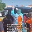 Tim Basarnas membantu evakuasi jasad wanita di dalam mobil plat merah Bangkala, di area parkir bandara internasional Juanda, Rabu, 24 Juni 2026. Foto: instagram@detik_jatin