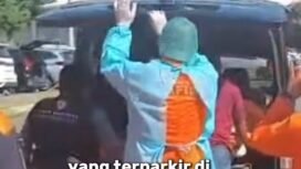 Tim Basarnas membantu evakuasi jasad wanita di dalam mobil plat merah Bangkala, di area parkir bandara internasional Juanda, Rabu, 24 Juni 2026. Foto: instagram@detik_jatin