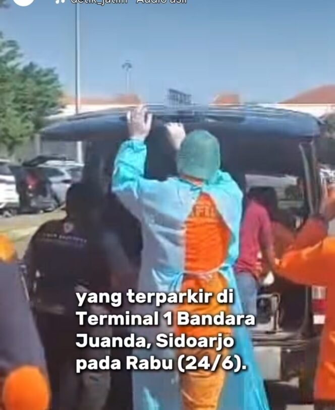 
					Tim Basarnas membantu evakuasi jasad wanita di dalam mobil plat merah Bangkala, di area parkir bandara internasional Juanda, Rabu, 24 Juni 2026. Foto: instagram@detik_jatin