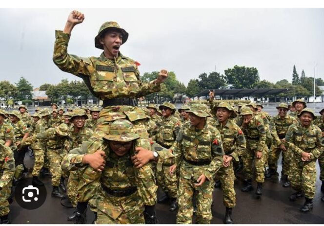 
					Para calon manajer KDMP wajib mengikuti pelatihan dasar kemiliteran. Foto: antara