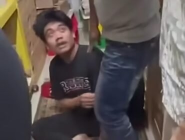 Saat tim LBH melakukan penggerebekan di lokasi percetakan di Cilincing, Jakarta Utara, temukan karyawan disekap dan dirantai. Foto: ist
