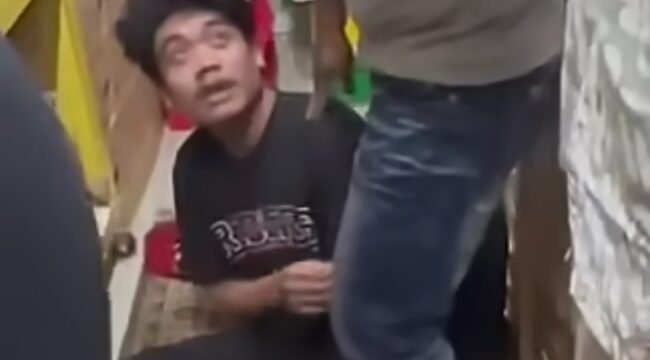 Saat tim LBH melakukan penggerebekan di lokasi percetakan di Cilincing, Jakarta Utara, temukan karyawan disekap dan dirantai. Foto: ist
