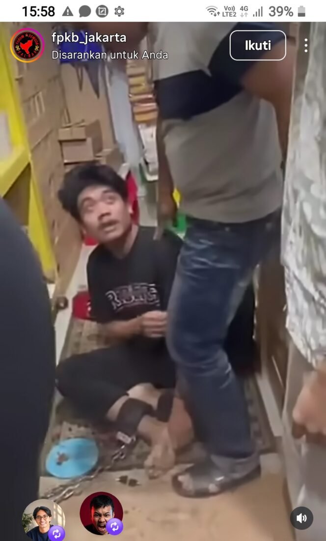 
					Saat tim LBH melakukan penggerebekan di lokasi percetakan di Cilincing, Jakarta Utara, temukan karyawan disekap dan dirantai. Foto: ist
