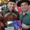 Peneliti dan Inisiator Titik Nol, Binhad Nurrohmat menyerahkan dua buku berisi fakta baru bahwa Bung Karno lahir di desa Rejoagung  Ploso, Jombang, 1 Juni 1902. Foto: ist