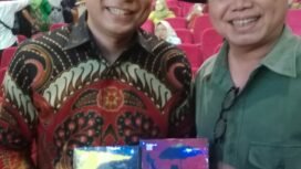Peneliti dan Inisiator Titik Nol, Binhad Nurrohmat menyerahkan dua buku berisi fakta baru bahwa Bung Karno lahir di desa Rejoagung  Ploso, Jombang, 1 Juni 1902. Foto: ist