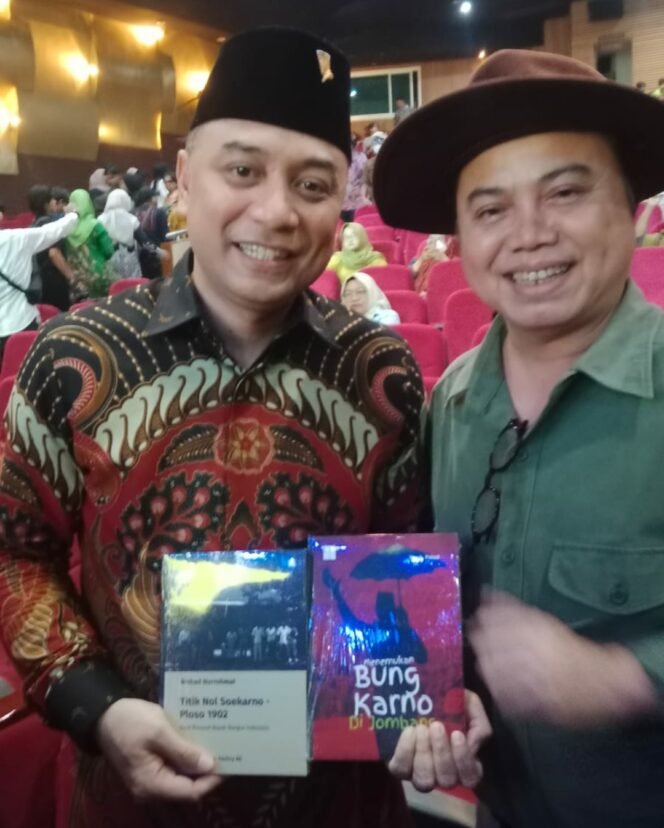 
					Peneliti dan Inisiator Titik Nol, Binhad Nurrohmat menyerahkan dua buku berisi fakta baru bahwa Bung Karno lahir di desa Rejoagung  Ploso, Jombang, 1 Juni 1902. Foto: ist