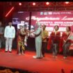 Penyerahan keris dari Dinas Budaya dan Pariwisata Jatim, menandai dimulai pergelaran sebi ludruk Budi Wijaya dengan lakon: Lahirnya Sorkarno, Putra Sang Fajar, di lapangan desa Pulolor, kecamatan Jombang, Jombang, Minggi malam, 28 Juni 2026. Foto: swarajombang.com/ priyo suwarno