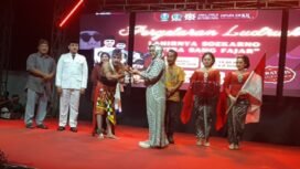 Penyerahan keris dari Dinas Budaya dan Pariwisata Jatim, menandai dimulai pergelaran sebi ludruk Budi Wijaya dengan lakon: Lahirnya Sorkarno, Putra Sang Fajar, di lapangan desa Pulolor, kecamatan Jombang, Jombang, Minggi malam, 28 Juni 2026. Foto: swarajombang.com/ priyo suwarno
