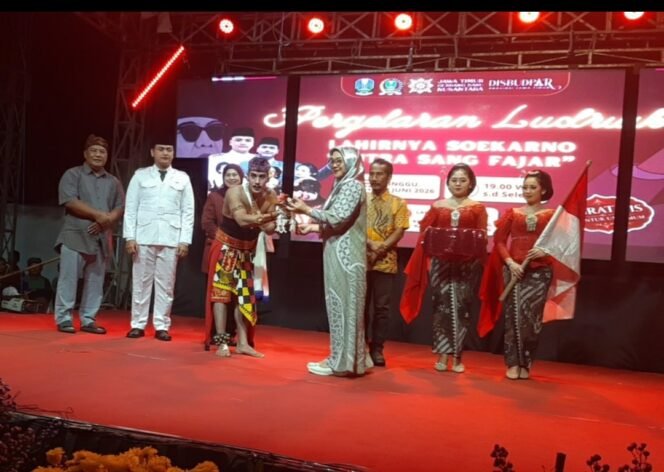 
					Penyerahan keris dari Dinas Budaya dan Pariwisata Jatim, menandai dimulai pergelaran sebi ludruk Budi Wijaya dengan lakon: Lahirnya Sorkarno, Putra Sang Fajar, di lapangan desa Pulolor, kecamatan Jombang, Jombang, Minggi malam, 28 Juni 2026. Foto: swarajombang.com/ priyo suwarno