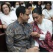Nadiem Makarim tampak lengket dengan istri yang setia mendampingi dalam ruang sidang di ON Tipikor, Jajarta. Foto: ist
