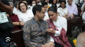 Nadiem Makarim tampak lengket dengan istri yang setia mendampingi dalam ruang sidang di ON Tipikor, Jajarta. Foto: ist