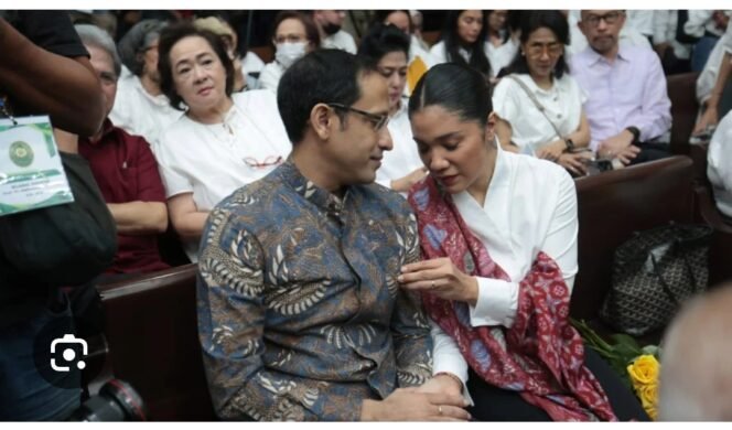 
					Nadiem Makarim tampak lengket dengan istri yang setia mendampingi dalam ruang sidang di ON Tipikor, Jajarta. Foto: ist