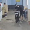 aksi pelaku terekam CCTV saat menuntun motor korban