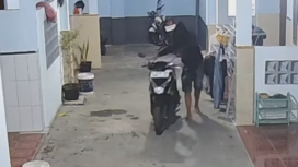 aksi pelaku terekam CCTV saat menuntun motor korban