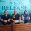 Keluarga korban saat didampingi Dimas Yemahura Al Farouq (Foto: SwaraJombang.com/ Istimewa)