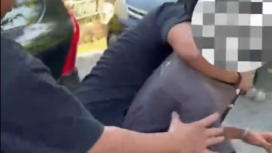 petugas saat meringkus salah satu pelaku