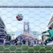 Bola melaju lebih cepat