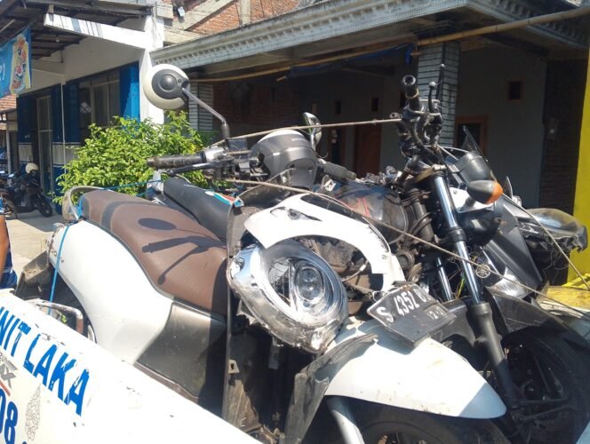 
					tiga unit motor yang terlibat kecelakaan saat diamankan petugas