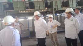 Menteri LH Jumhur Hidayat melakukan kunjungan ke tempat pengolahan akhir (TPA) Bandardowo, Jombang. Foto: ist