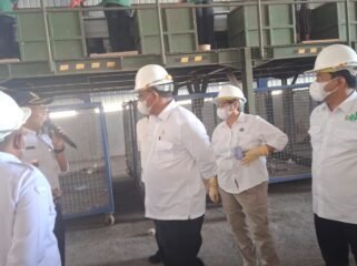 Menteri LH Jumhur Hidayat melakukan kunjungan ke tempat pengolahan akhir (TPA) Bandardowo, Jombang. Foto: ist
