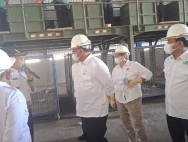 Menteri LH Jumhur Hidayat melakukan kunjungan ke tempat pengolahan akhir (TPA) Bandardowo, Jombang. Foto: ist