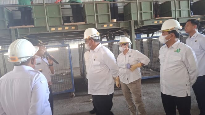
					Menteri LH Jumhur Hidayat melakukan kunjungan ke tempat pengolahan akhir (TPA) Bandardowo, Jombang. Foto: ist