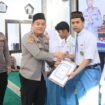 Kapolres Jombang saat menyerahkan beasiswa bagi putra-putri PNPP yang berprestasi