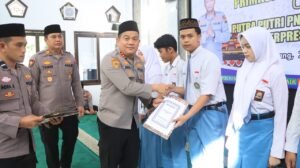 Polres Jombang Berikan Beasiswa Putra-Putri Pegawai Negeri Pada Polri Berprestasi
