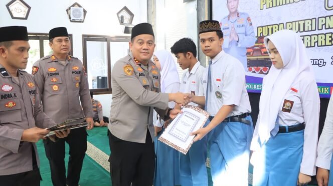 
					Kapolres Jombang saat menyerahkan beasiswa bagi putra-putri PNPP yang berprestasi