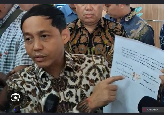
					Menteri Kehutaban, Raja Juli Antoni gekat konferensi pers di gedung Manggala Wanabakti, Jakarta, Jumat, 3 Juli 2026. Foto: antara