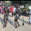 Kakan beradik Tarsipan dan Sinto mengecat tubuhnya dengan semir sepatu, turut serta memeriahkan pawai suguh dusun di desa Plumbon Gambang, kecamatan Gudo, Jombang, Sabtu 4 Juli 2026. Foto: swarajombang.com/ ipong dwicahyono