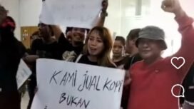 Puluhan warga pedagang kaki lima yang tergabung dalam Paguyuban Gerakan Pedagang Pasar dan Kaki Lima (Gerdupapak) melakukan aksi unjuk rasa di kantor DPRD Kabupaten Jombang, Senin pagi, 6 Juli 2026. Foto: instagram@kabarbaik.id