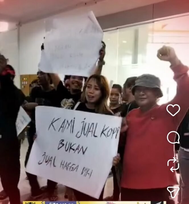 
					Puluhan warga pedagang kaki lima yang tergabung dalam Paguyuban Gerakan Pedagang Pasar dan Kaki Lima (Gerdupapak) melakukan aksi unjuk rasa di kantor DPRD Kabupaten Jombang, Senin pagi, 6 Juli 2026. Foto: instagram@kabarbaik.id