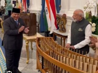 Presiden Prabowo beri hadiah alat musik angkung, Jawa Barat kepada tamu agung PM Narendra dalam kunjungan persahabatan. Foto: setneg