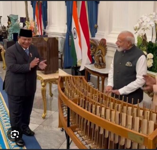 
					Presiden Prabowo beri hadiah alat musik angkung, Jawa Barat kepada tamu agung PM Narendra dalam kunjungan persahabatan. Foto: setneg