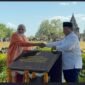 PM Narendra Modi berjabat tangan dengan Presiden Prabowo, setelah menandatangani prasasti khusus kerja sama pelestarian candi Prambanan, di.Klaten, Jawa Tengah. Foto: kompas.com