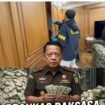 Polisi menggeledah sebuah kafe dan money changer di Cipete, Jakarta Selatan, Rabu 8 Juli 2026. Foto: ist
