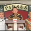 Jampidsus Febrie Adriansyah gelar konferensi pers, terkait penggeledahan yang dilakukan oleh Tim Penyidik Mabes Polri. Foto: ist